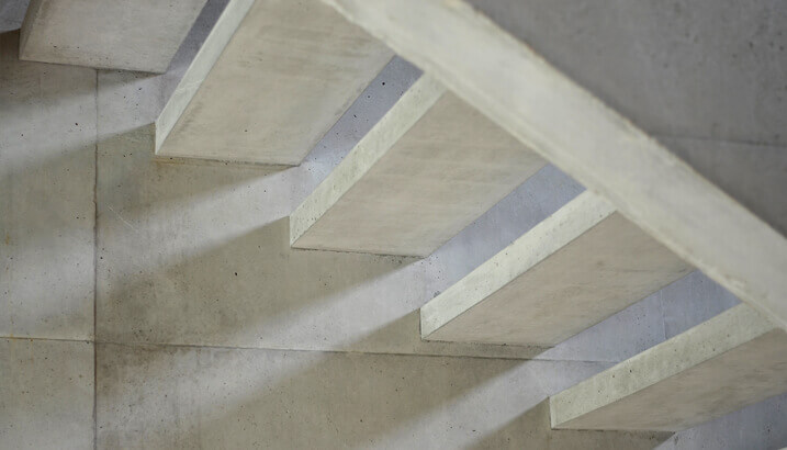 detail betontreppe im foyer