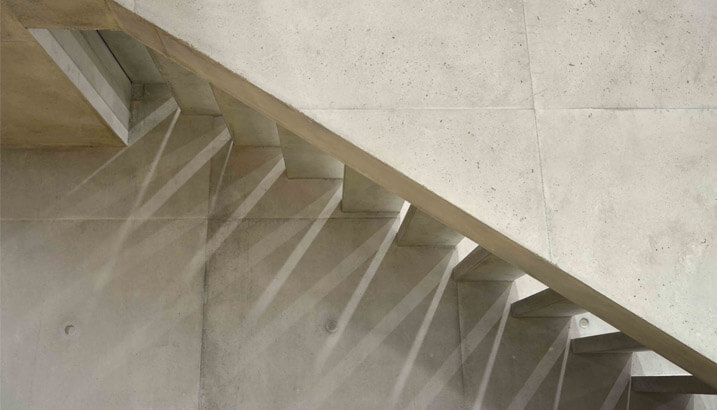 detail betontreppe im foyer